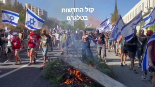 מפגינים מדלקים מדורה בכביש בגין