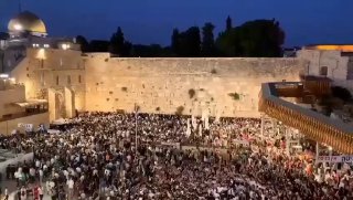 צמרמורת: בערב תשעה באב רבבות של אנשים שרים בכותל את 