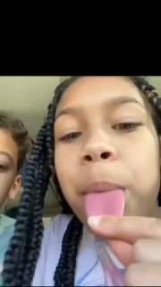 מתיחה על אמא כשראתה את העגיל בלשון...