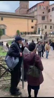 קבוצת יהודים אתמול ברומא מתחת לשער טיטוס המפורסם. השער שעבר...