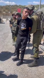 מחבל ניסה לחטוף נשק מחייל במחסום בל, מפקד המחסום ביצע ירי...