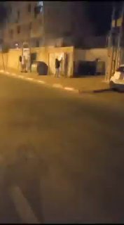 נתפסו האנשים שמדביקים מודעות ברחוב נגד החרדים...