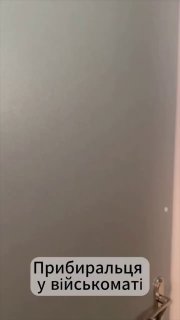 כשהיא קיבלה עבודה כמנקה אצל הקומיסר הצבאי של אודסה בווילה...