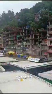 תיעוד מטורף מהודו: קומפלקס מבנים קורסים בעקבות מפולת סלעים...