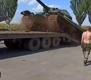 הרוסים מוציאים מהמחסן ושולחים את טנקי יוסף סטלין הסובייטיים...
