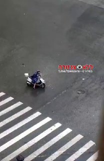 מצאה מתי לצאת מהבית - אישה במהלך סופת טייפון בסין....