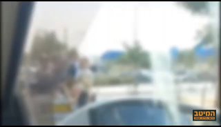 5 ילדים קטנים קשורים לתא המטען מחוץ לרכב בנסיעה בירושלים: בעל...