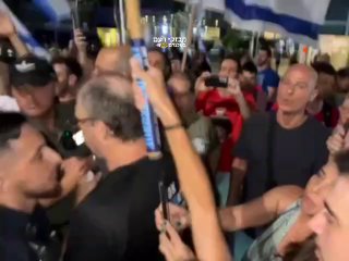 מעצרים בהפגנה מול ביתו של יו״ר הכנסת אמיר אוחנה ...