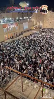 ‏מול התמונות של רב דתי וחובשי כיפה נרדפים בתל אביב על ידי...