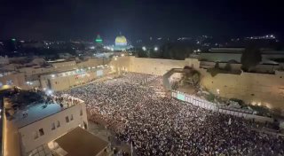 70 אלף איש הגיעו הלילה למעמד הסליחות בכותל המערבי ...