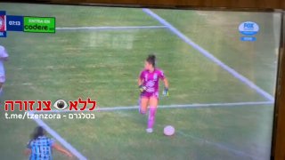 נשים וכדורגל פשוט לא הולך ביחד....