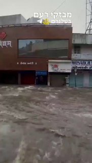 גשמים עזים והצפות מחוזות שלמים בהודו ...