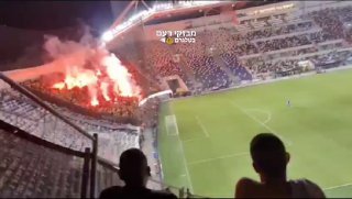 אבוקות הודלקו במשחק הכדורגל ב איצטדיון בלופילד ...