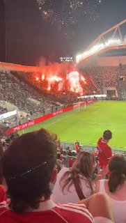 אבוקות הודלקו במשחק הכדורגל ב איצטדיון בלופילד