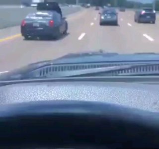 נוסע ברכב עם מכסה מנוע פתוח...