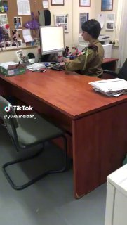 צחוק מדבק יובל. ...