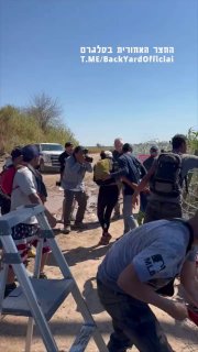 שום דבר לא עוצר את המהגרים בגבול טקסס ...