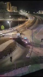 פגיעת טיל שלא התפוצץ במדרכה בבית שמש ברמה ד