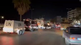 צידון: לבנוניים המניפים דגלי פלסטין חוסמים מעבר של שיירת...