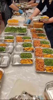 נשים חרדיות מכינות חמישיות לחיילים...