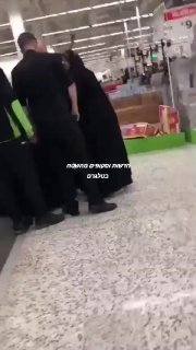 אישה ערביה נתפסת גונבת מסופרמרקט בבריטניה כך:...