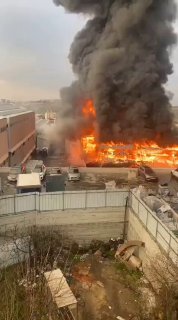 חברון מפעל כסאות פלסטיק עולה באש😂...