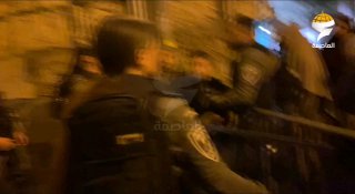 צפו: משטרת ישראל מונעת מהערבים להיכנס להר הבית....