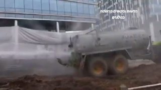 קרב בין תותח מים משטרתי למרסס זבל של חקלאים בבריסל....