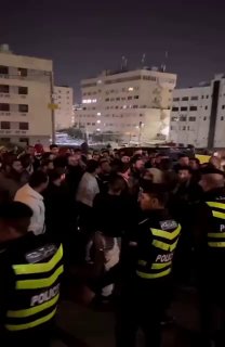 בערב החמישי ברציפות מפגינים לא הרחק מהשגרירות הישראלית ברבת...