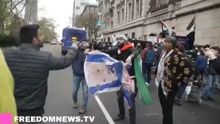 צפו: הפעיל החברתי יוסף חדאד הותקף כעת בזמן הפגנה בניו יורק נגד...