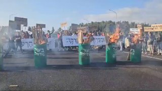 עשרות מפגינים וקרובי חטופים חוסמים את כביש 1 סמוך למחלף הענבה,...