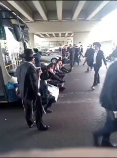 הפגנות נגד הגיוס: חרדים קיצוניים חסמו את כביש 4 באזור הכניסה...