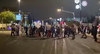 משפחות שכולות מפורום הגבורה ומפגינים החלו לצעוד ולחסום...