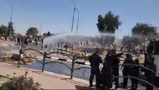 המשטרה מפעילה מכתזית נגד המפגינים של חסימת משאיות הסיוע...