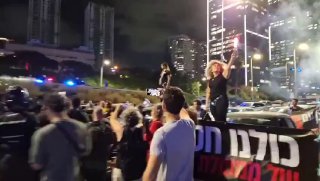 מפגינים חוסמים את איילון צפון סמוך למחלף השלום...