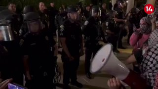 למדה לקח: מפגינה פרו-פלשתינית קראה לשוטרים האמריקנים גזענים...