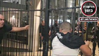 בבונים בצד הלא נכון של השער...