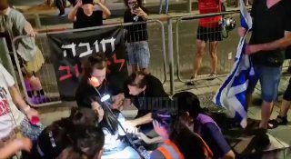 נטלי, הבת של עינב צנגאוקר נדחפה ונחבלה על המדרכה. בהפגנה בתל...