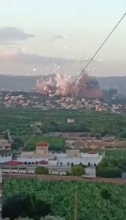 שימו לב לפיצוצי המשנה ולשיגורים בעקבות התקיפה...