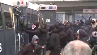 זה מה שקורה ממכניסים למדינה מליוני פליטים.לא רחוק היום שתושבי...