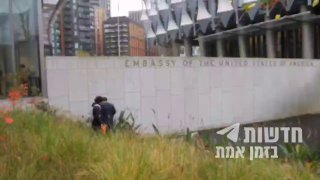 פעילי אקלים בלונדון השחיתו את השגרירות האמריקאית על רקע...