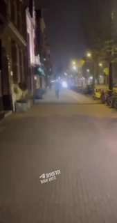 מחבל יורה חזיזים על חלון עם דגל ישראל בחלון, ואחד מהם נופל לו...