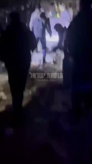 תיעוד מהדאחייה - מבנה 4 קומות שקרס מהתקיפה.
...