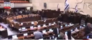 רגע המבוכה של הקואליציה במליאת הכנסת והכפיים של האופוזיציה. ...