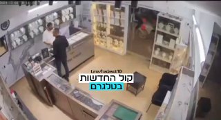 צפו איזה אומץ לבעל החנות בבאר שבע, ניסיון שוד בחנות...
