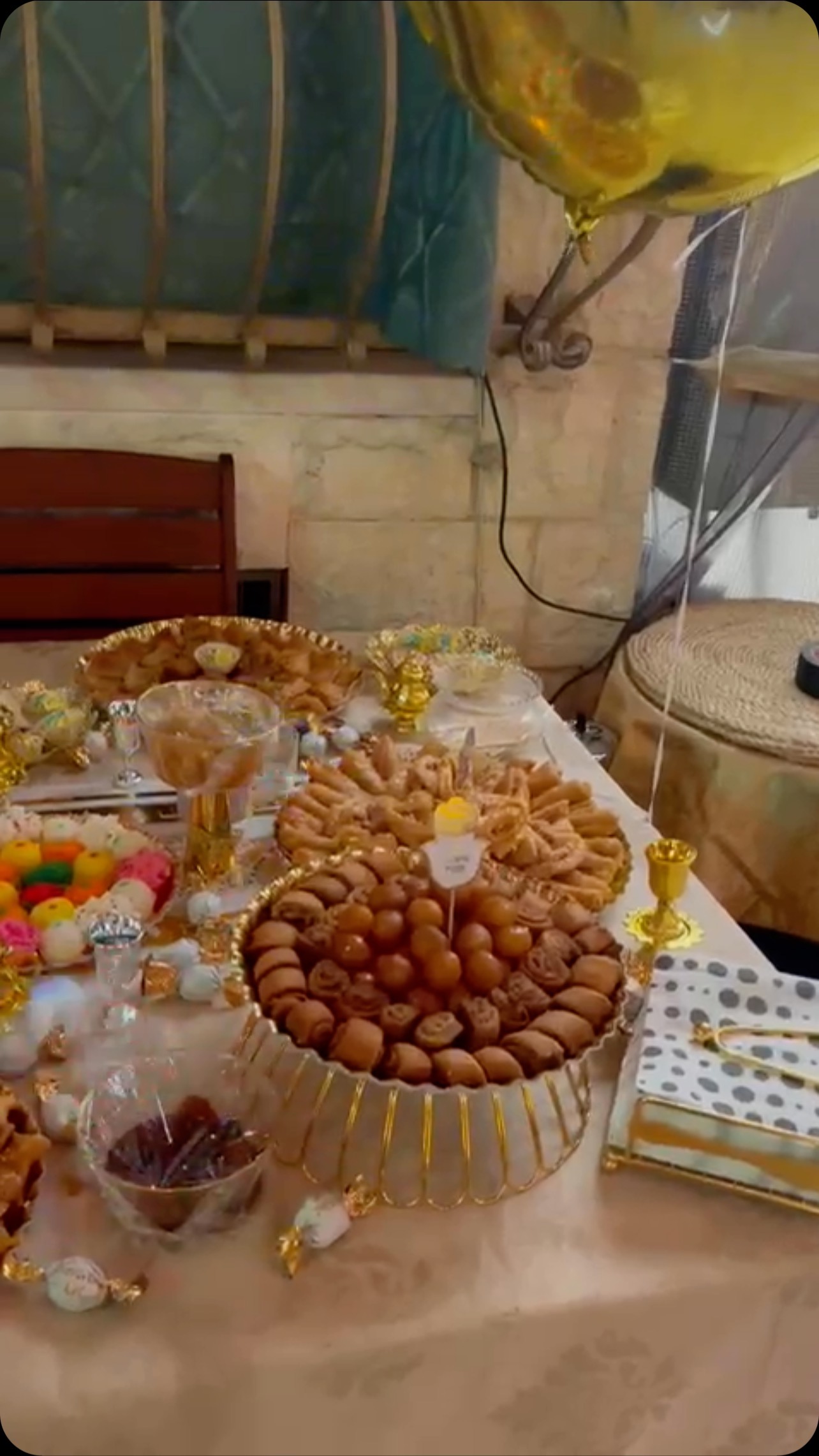 מימונה מהחלומות בגינה של המלך שרשר איש העולם הגדול מלך...