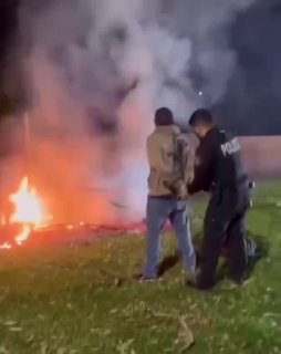 המשטרה עוצרת אדם בגין הצתה לכאורה בפארק פיוניר בלוס אנג'לס....