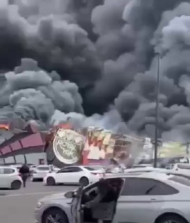 שריפה ענקית פרצה בכיכר סינפוליס בקוליאקן, מקסיקו....