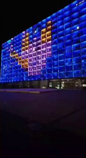 בניין עיריית תל אביב-יפו הואר הערב בכיתוב 