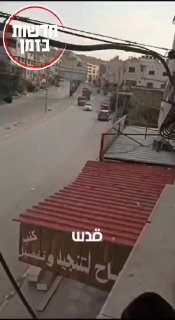 כוחות הבטחון רודפים אחרי רכב ופותחים לעברו באש ברחוב שכם בעיר...